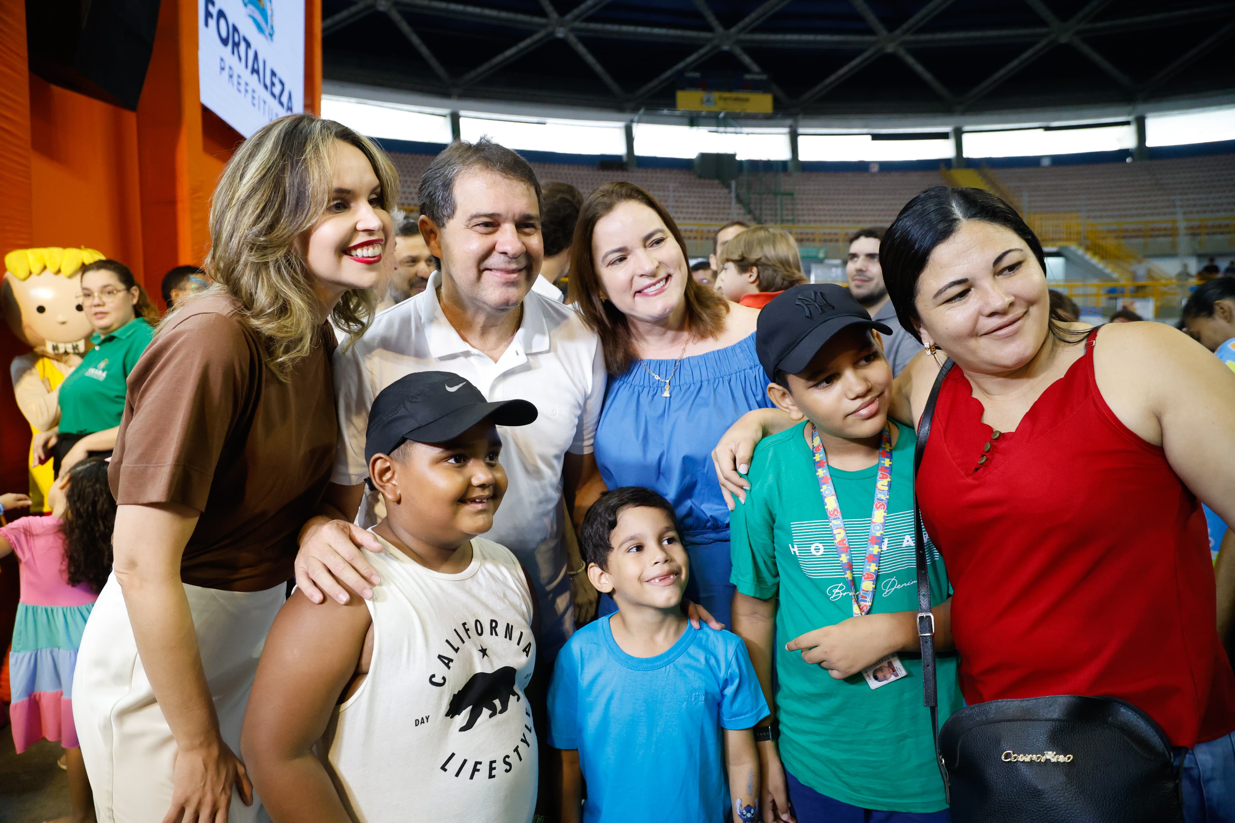 grupo de pessoas posa para a foto